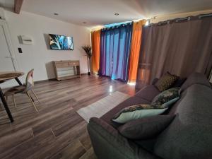 TV a/nebo společenská místnost v ubytování Agréable studio