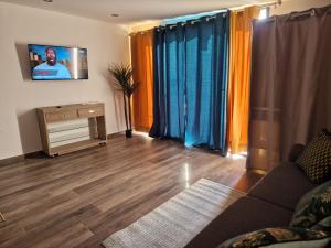 TV a/nebo společenská místnost v ubytování Agréable studio