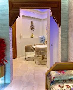 una sala da pranzo con un tavolo e sedie in una stanza di Palmeraie 5 Vue Piscine et Jardin a Marrakech