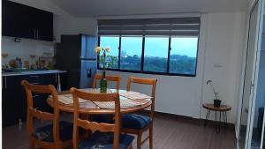 a kitchen with a table and chairs and a kitchen with a window at Apartamento en un 4to piso cerca al coliseo en Armenia in Armenia +11 photos