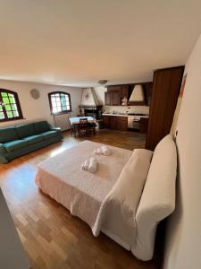 a bedroom with a bed with two stuffed animals on it at Appartamento a Peschiera del Garda in Peschiera del Garda