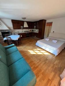 a living room with a bed and a couch at Appartamento a Peschiera del Garda in Peschiera del Garda