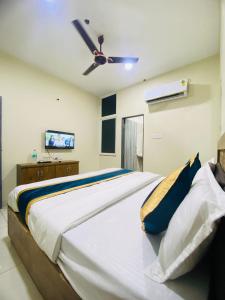 Postel nebo postele na pokoji v ubytování Hotel parthika palace