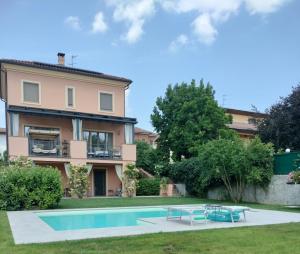 a villa with a swimming pool and a house at Casa di Sissy con Piscina Privata - Zona Villa Igea in Acqui Terme