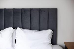 Кровать или кровати в номере Pierside Apartments Deluxe Accommodation