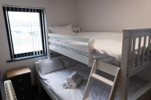 Кровать или кровати в номере Pierside Apartments Deluxe Accommodation