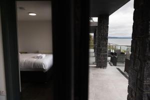 Кровать или кровати в номере Pierside Apartments Deluxe Accommodation