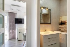 a bathroom with a sink and a mirror at Apartment Pink Vistalegre - Winter by the sea in Torrevieja +30 photos