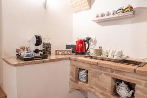Příslušenství pro přípravu čaje a kávy v ubytování Le Scalette - Holiday Home in Calvi - ItalyWeGo