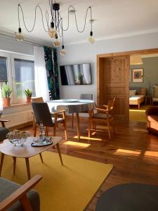 a living room with a table and some chairs at Familiennest am MüritzSee mit Kamin & Sauna in Sietow Dorf