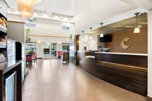 Un televizor și/sau centru de divertisment la Comfort Suites Portland Airport