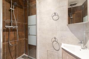 un baño con ducha y lavabo en "STUDY-HOME 44600" Apt d'exception 3 Etoiles, en Saint-Nazaire 18 fotos más