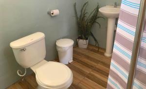 un baño con inodoro y lavabo en Las Terrazas de el Alto, en Chalatenango