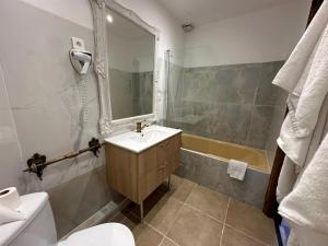 Koupelna v ubytování L'hôtel du Bastier