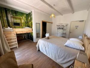 Postel nebo postele na pokoji v ubytování L'hôtel du Bastier