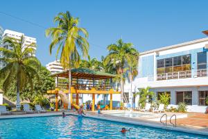 una piscina en un resort con un tobogán en Hotel Palmarena Plaza Rodadero, en Santa Marta 20 fotos más