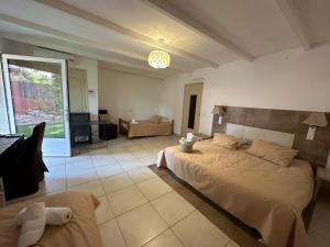 Postel nebo postele na pokoji v ubytování L'hôtel du Bastier