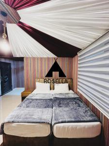 a bedroom with a bed in a room at ROSELLA Wadi Rum in Disah