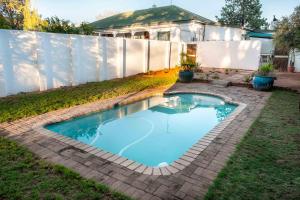 Πισίνα στο ή κοντά στο Karoo Ouberg Guest Lodge