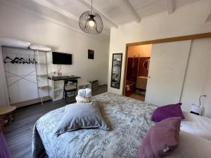 Postel nebo postele na pokoji v ubytování L'hôtel du Bastier