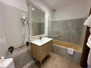 Koupelna v ubytování L'hôtel du Bastier