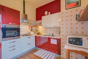 Køkken eller tekøkken på Connie's Apartment - Happy Rentals