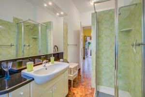 Et badeværelse på Connie's Apartment - Happy Rentals