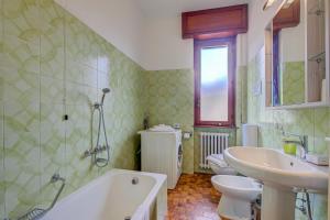 Et badeværelse på Connie's Apartment - Happy Rentals + 32 billeder