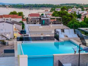 Bazén v ubytovaní GrandPalazzo with rooftop swimming pool alebo v jeho blízkosti