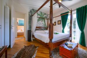 - une chambre avec un lit à baldaquin et un tapis dans l'établissement Villa Victor 100m from sea - Happy Rentals, à Marina di Massa