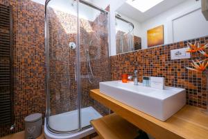 une salle de bain avec lavabo et douche dans l'établissement Villa Victor 100m from sea - Happy Rentals, à Marina di Massa