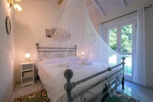 une chambre avec un lit avec moustiquaire dans l'établissement Villa Victor 100m from sea - Happy Rentals, à Marina di Massa