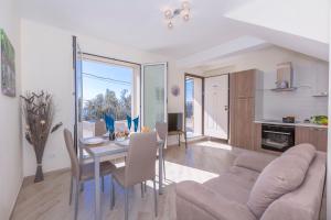 A kitchen or kitchenette at Serena 2 Amazing Sea View - Happy Rentals
