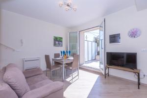 A television and/or entertainment centre at Serena 2 Amazing Sea View - Happy Rentals