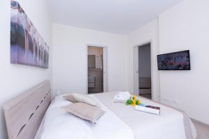 A bed or beds in a room at Serena 2 Amazing Sea View - Happy Rentals