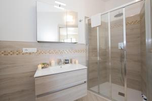A bathroom at Serena 2 Amazing Sea View - Happy Rentals