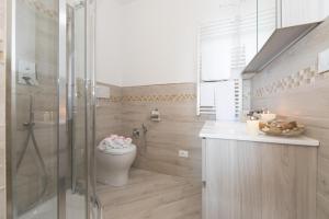 A bathroom at Serena 2 Amazing Sea View - Happy Rentals