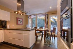 Dapur atau dapur kecil di Chalet Glacier - Happy Rentals