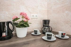 stolik z dwoma filiżankami kawy i ekspres do kawy w obiekcie Pool Apartment Bakija 2 - Happy Rentals w Pakoštane +26 zdjęć