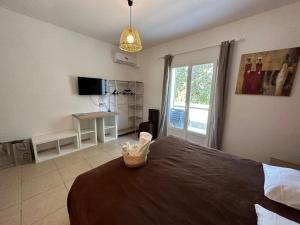 TV a/nebo společenská místnost v ubytování L'hôtel du Bastier