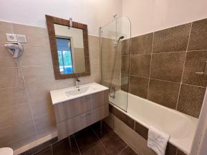 Koupelna v ubytování L'hôtel du Bastier
