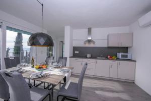 Kuchnia lub aneks kuchenny w obiekcie Rustichel Fantastic Lake View - Happy Rentals