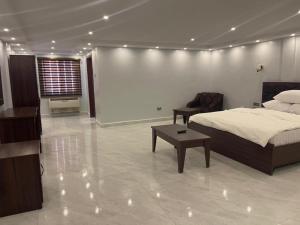 Uma cama ou camas num quarto em Tahir Guest Palace Suites