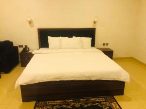 Uma cama ou camas num quarto em Tahir Guest Palace Suites