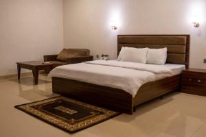 Postel nebo postele na pokoji v ubytování Tahir Guest Palace Suites