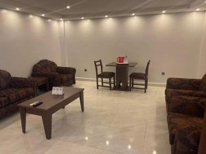 Uma área de estar em Tahir Guest Palace Suites