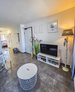 ニンにあるApartment Emiliaのリビングルーム(薄型テレビ、テーブル付) +24枚の写真