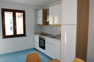 チェターラにあるCetara House on Amalfi Coast - Happy Rentalsの白いキャビネット、シンク、窓付きのキッチン