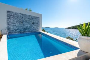 Bazén v ubytovaní Villa Sine With Amazing Sea Panorama alebo v jeho blízkosti