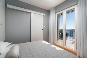 Posteľ alebo postele v izbe v ubytovaní Villa Sine With Amazing Sea Panorama